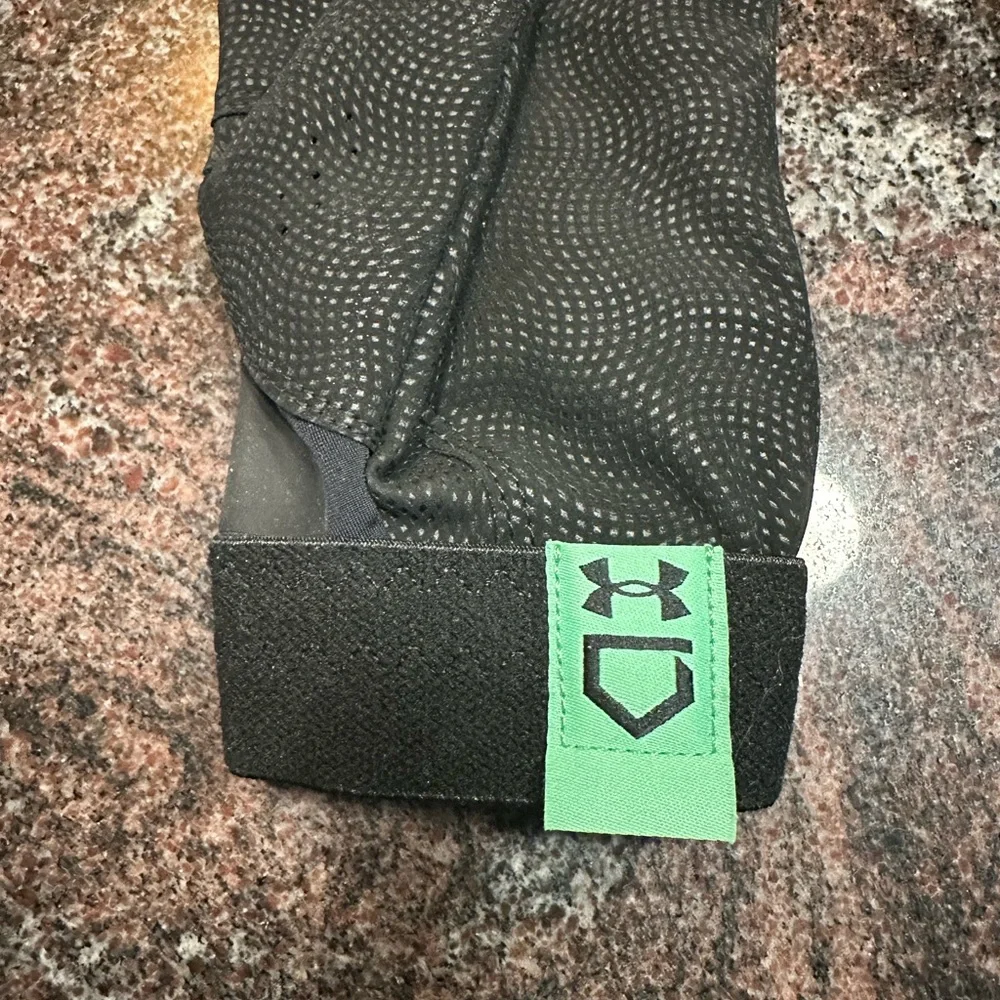 Women’s Under Armour radar batting gloves size xl